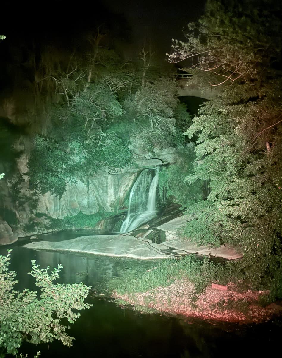 El mateix salt d&rsquo;aigua il·luminat de verd a la nit